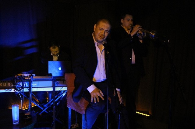Marek Dyjak śpiewa tak przejmująco, że nikt  z koncertu w "Cukrze"  nie wyszedł  obojętny.