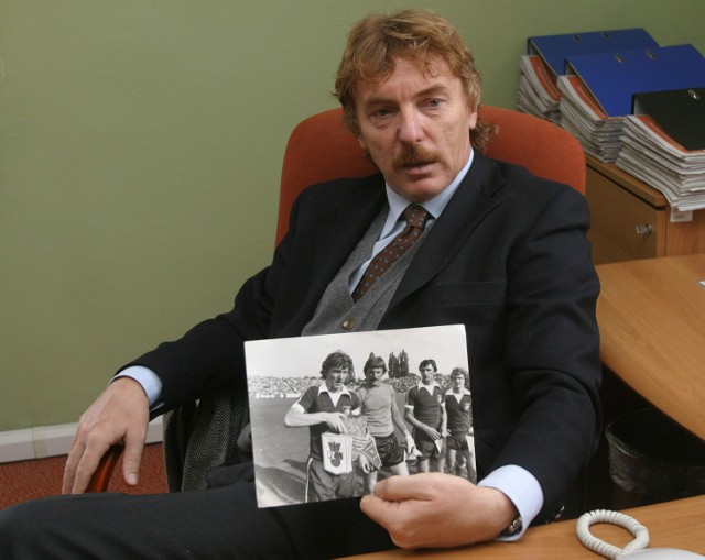 Zbigniew Boniek prezentuje swoje zdjęcie, na którym stoi obok innych gwiazd: Józefa Młynarczyka, Władysława Żmudy i Mirosława Tłokińskiego.