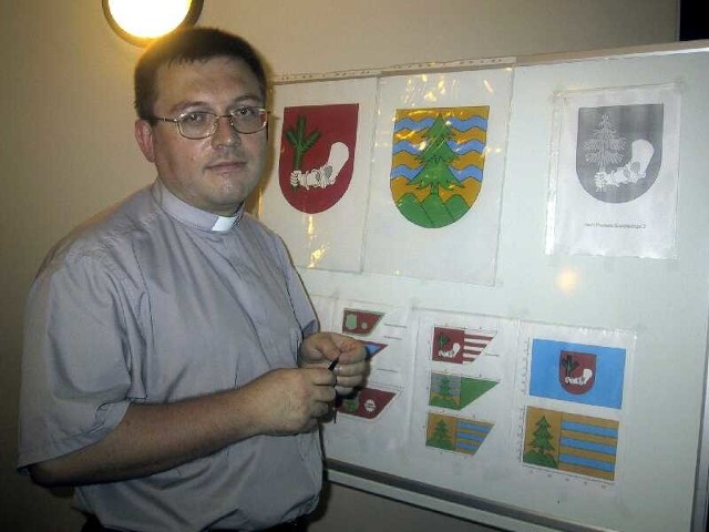 ks.Paweł Dudziński, autor projektu suwalskiego herbu omawia swoją koncepcję.
