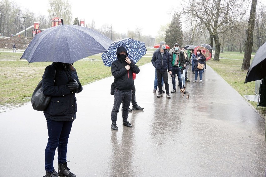 Dla poprawy komfortu w niedzielę zwiększono liczbę namiotów...