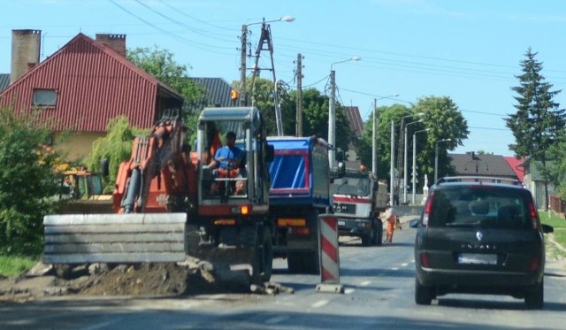 Ulica Radomska w ciągu drogi wojewódzkiej numer 744 była bardzo zaniedbana. Do września zyska już nowy blask.