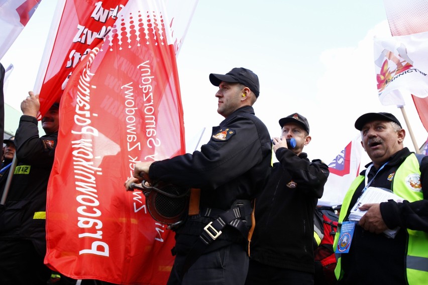 Protest policjantów w Warszawie. Mundurowi domagają się...