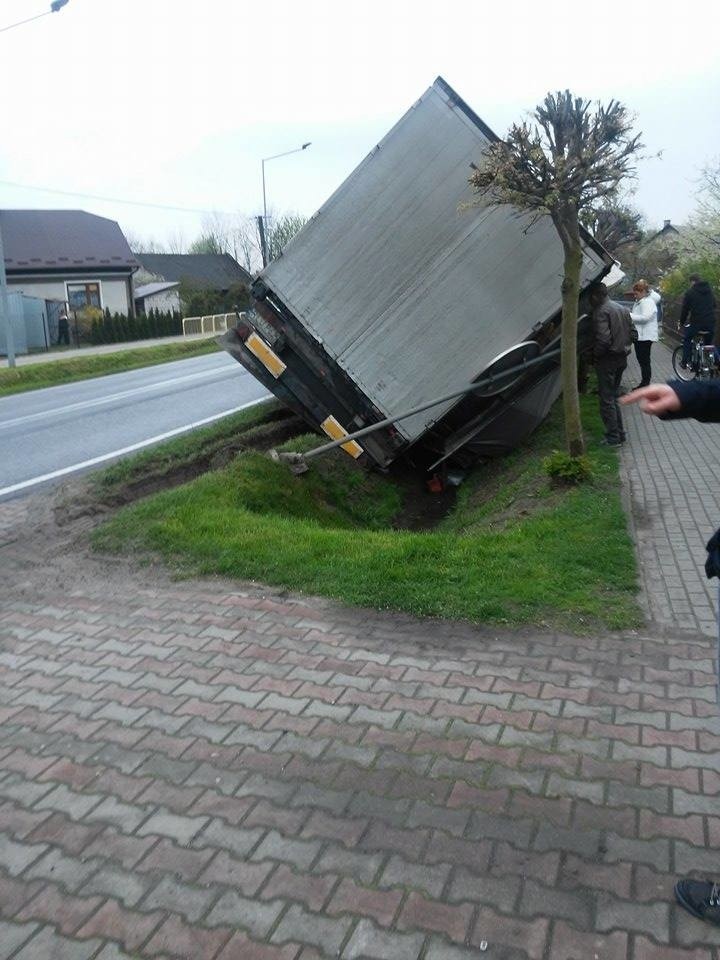 TIR przewrócił się do rowu w Wierzawicach niszcząc znaki drogowe