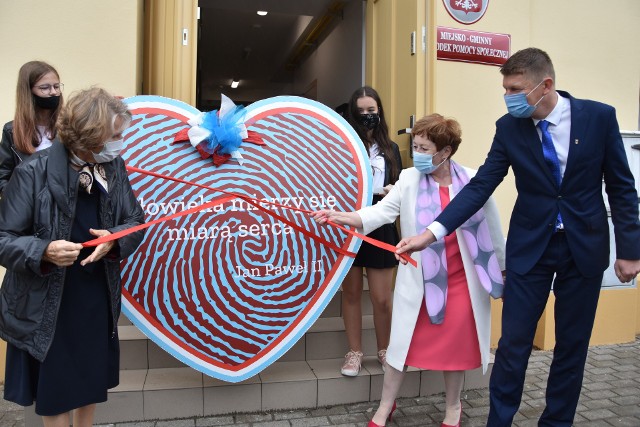 Irena Santor dokonała oficjalnego otwarcia centrum z pomocą Teresy Substyk, burmistrza Solca i przewodniczącego rady Bartłomieja Czaki