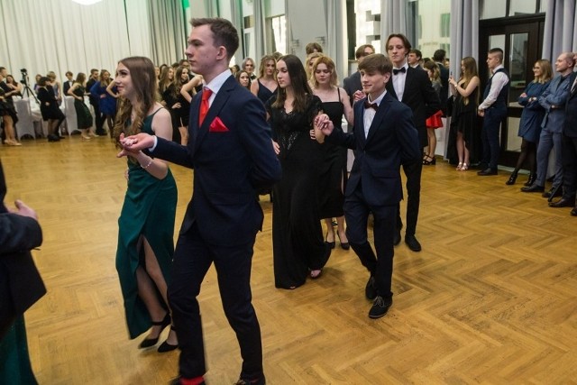 Niektórzy maturzyści zdążyli zatańczyć poloneza jeszcze przed zaostrzeniem się sytuacji epidemicznej. Czy w związku z nią pozostałe poznańskie szkoły już zaczęły odwoływać studniówki?