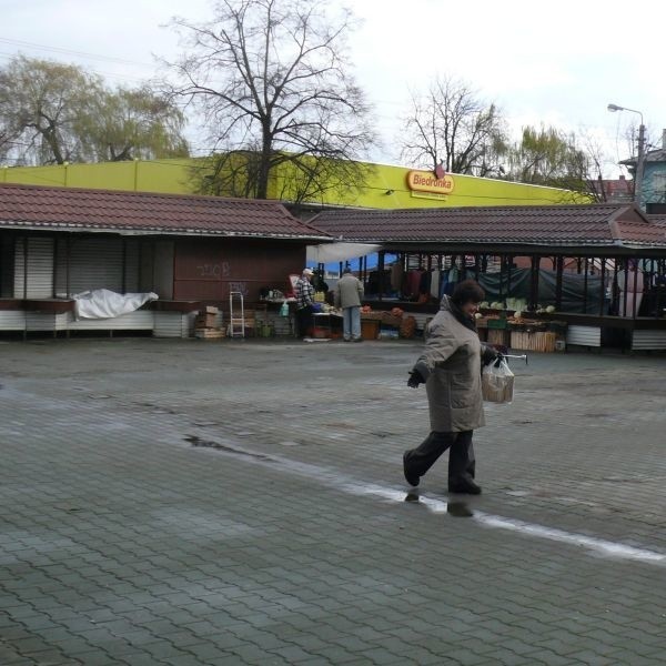 Tak obecnie wygląda środek zielonego rynku na ulicy Sandomierskiej w Mielcu. Miejsce,  w którym od lat kwitł handel, teraz świeci pustką.