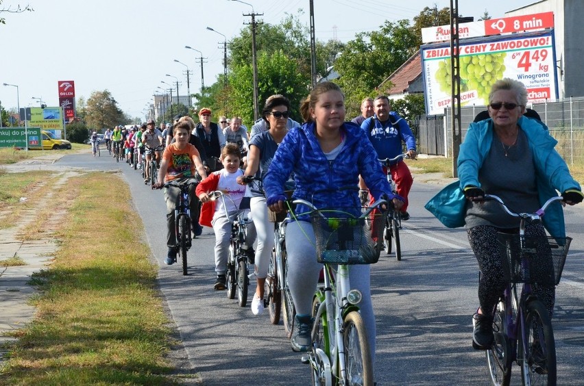 Blisko 150. rowerzystów ruszyło w zwartej grupie w niedzielę...