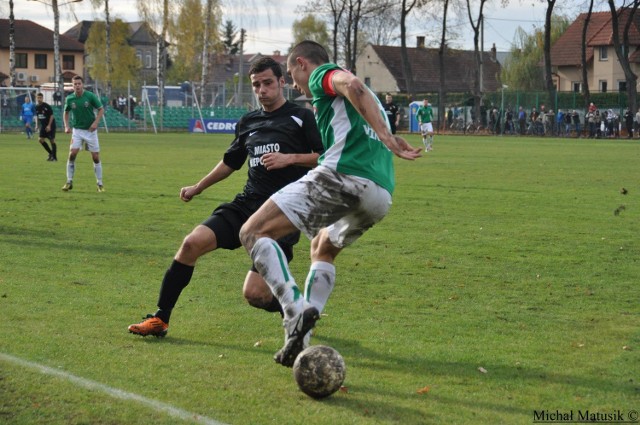 Debiut na boiskach 1. ligi jaślanin zaliczył jeszcze jako gracz Puszczy Niepołomice, w której występował w latach 2011-2014. To wtedy z ataku został przesunięty na skrzydło