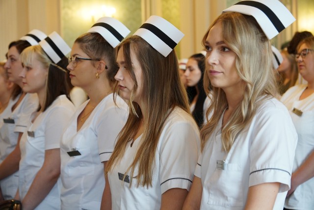 Absolwentki pielęgniarstwa i położnictwa odebrały w środę czepki - symbol wstąpienia do zawodu