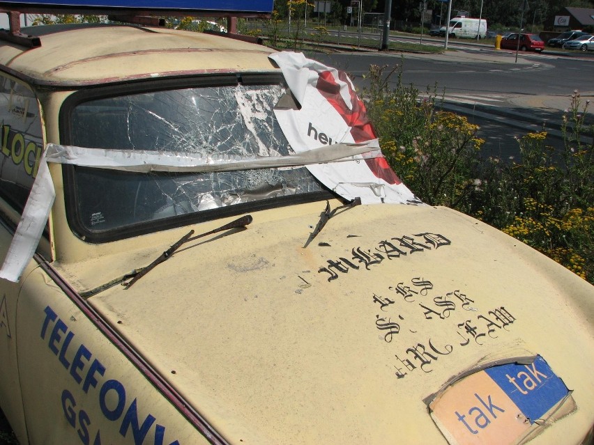 Zniszczony samochód-reklama przy ul. Świeradowskiej