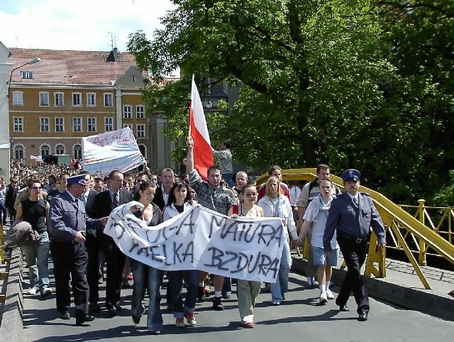 Piec tysiecy maturzystów blokowalo w poniedzialek (17 maja 2004) urząd wojewódzki i glówne ulice Opola. Tak wielkiej demonstracji nie bylo w mieście od dawna... (Fot. Jaroslaw Cavour).