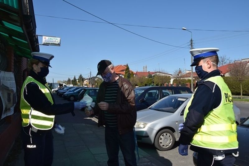 Wyszków. Policja dostała maseczki ochronne i dzieli się nimi z mieszkańcami. 21.04.2020. Zdjęcia