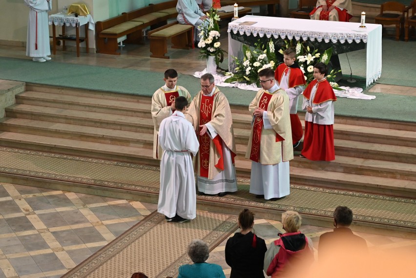 Ministranci uroczyście przyjęci do grona lektorów w parafii Świętej Jadwigi Królowej w Kielcach [ZDJĘCIA]
