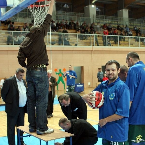Przed spotkaniem koszykarzy Siarki w Katowicach doszło do&#8230; mierzenia kosza.