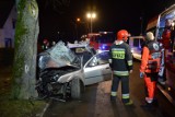 Dramatyczny wypadek w Lęborku. Strażacy musieli wyciągać zakleszczonych pasażerów. 3 osoby w szpitalu. Policja wyczuła alkohol 