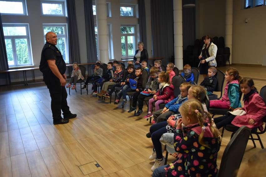 Grupa Pszczółek z przedszkola numer 10 w Starachowicach odwiedziła Urząd Miejski. Uczyli się zasad bezpieczeństwa i jak zarządzać miastem 