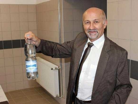 Prezes MZK Zbigniew Kuziora prezentuje czystą wodę...