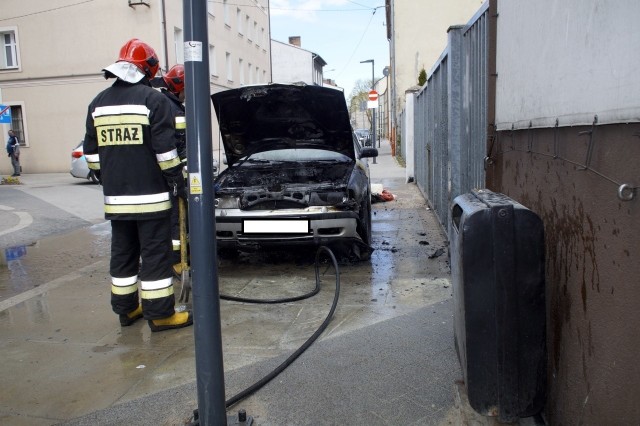 Dzisiaj po południu (26.04) , na ul. Długiej, zapalił się samochód osobowy Skoda. Na szczęście bardzo szybka interwencja straży pożarnej, nie pozwoliła całkowitemu spaleniu samochodu. 