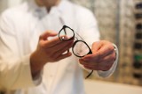 Refundacja okularów. Komu przysługuje i ile wynosi? Skorzysta pracownik i emeryt