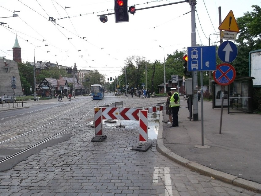 Wrocław: Pękła rura wodociągowa na pl. Staszica. Woda wylała się na ulicę (ZDJĘCIA)