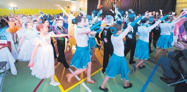 Festiwal tańca z "Gracją&#8221; nie bez powodu zorganizowano tym razem w hali widowiskowo-sportowej. Wzięło w nim udział aż 130 tancerzy, a wśród nich także goście spoza Sławna.