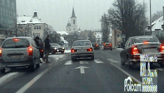 Kierowca bmw nie zatrzymał się przed przejściem.