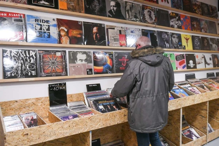 Vinyl Shop & Cafe „Longplay” znajduje się przy ulicy Polnej...