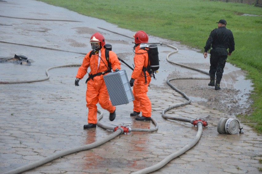 Strażacy opanowali wyciek amoniaku w przetwórni [galeria]