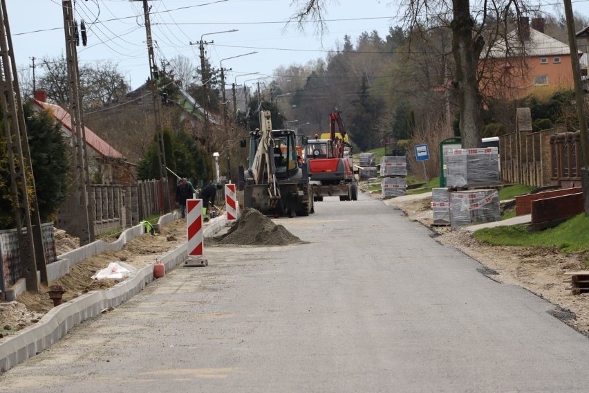 Droga powiatowa w Cieślach w trakcie przebudowy.