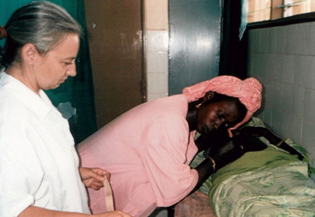 Zakonnica (na zdjęciu z lewej) umieściła w swojej pracy licencjackiej zdjęcia z pracy w przychodni w Ngohe w Senegalu.