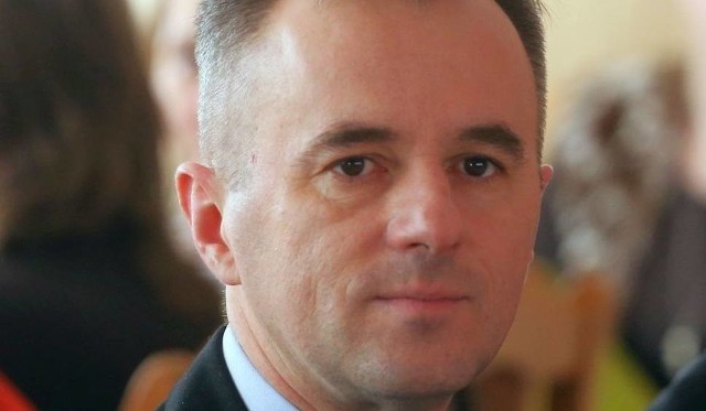 Burmistrz Sępólna Waldemar Stupałkowski przedstawiał radnym warianty obwodnic na ostatniej sesji.