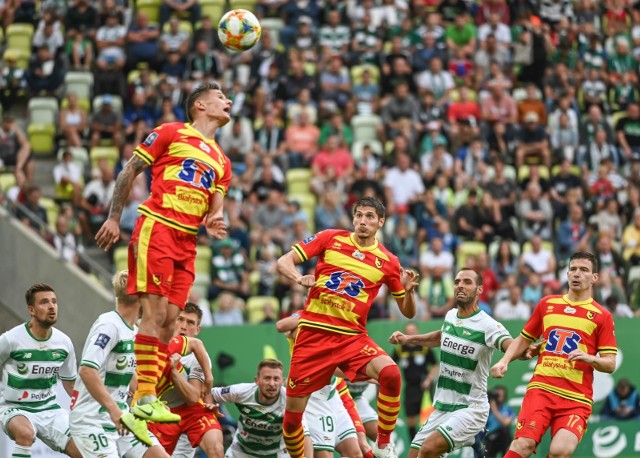 Piłkarzom Jagiellonii (na żółto-czerwono) w ostatnim czasie wyjątkowo ciężko gra się przeciwko Lechii Gdańsk