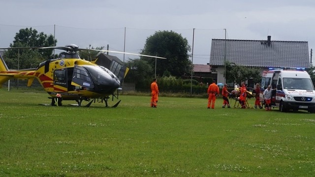 Śmigłowiec Lotniczego Pogotowia Ratunkowego wylądował dzisiaj po południu na boisku piłkarskim LZS-u Ligota Oleska. Będącego w ciężkim stanie 53-letniego mieszkańca wioski przetransportował do szpitala w Sosnowcu.