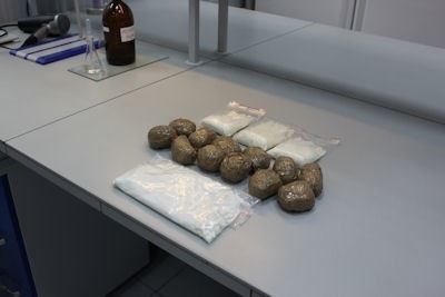 Ponad kilogram amfetaminy znaleźli policjanci w wynajmowanym mieszkaniu na Pogodnie w Szczecinie.