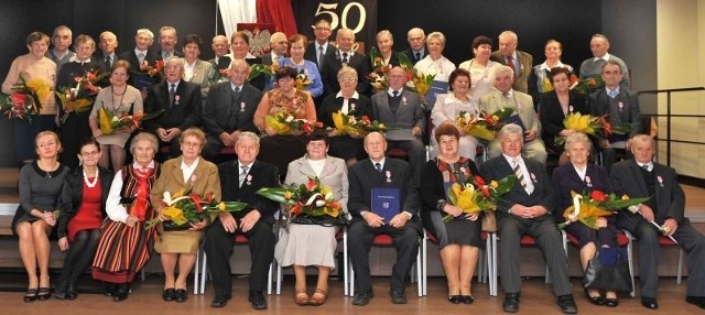 Złote gody świętowali:  Danuta i Czesław Bedla w Bieleckich Młynów, Zofia i Marian Bieleccy z Bilczy, Marianna i Leszek Engel z Podwola, Stanisława i Edward Gajek z Morawicy, Genowefa i Mieczysław Kamizela z Łabędziowa, Daniela i Jerzy Kowalscy z Nidy, Helena i Jan Kozakowscy z Bilczy, Zenobia i Marian Kruk z Morawicy, Leokadia i Tadeusz Kruk z Radomic, Władysława i Władysław Latosińscy z Obic, Helena i Władysław Lużyńscy z Brzezin, Mieczysława i Kazimierz Mącznik z Dębskiej Woli, Zofia i Henryk Nieznalscy z Brudzowa, Krystyna i Kazimierz Paluch ze Zbrzy, Marianna i Mirosław Piątek z Brzezin, Bożena i Kazimierz Puchała z Brzezin, Feliksa i Mieczysław Rysińscy z Dębskiej Woli, Władysława i Władysław Sabat z Lisowa, Krystyna i Edward Szałas z Kubów Młynów, Barbara i Władysław Szałas z Nidy oraz Ewa i Władysław Śnioch z Drochowa Górnego.