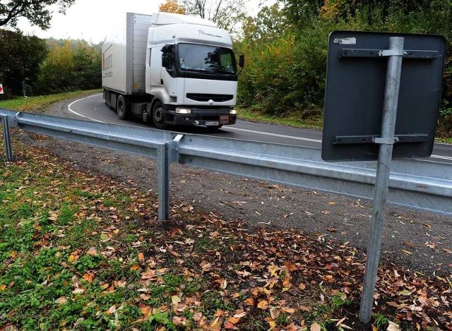 Na feralnym zakręcie zamontowano barierę ochronną.