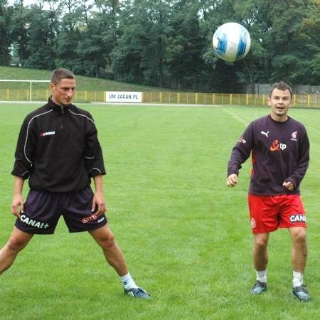 Na wczorajszym treningu pojawił się nowy gracz Czarnych Tadeusz Tyc (z lewej). Na zdjęciu podczas ćwiczeń z innym napastnikiem Marcinem Wielgusem.