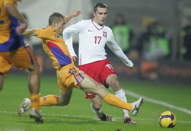 Piotr Brożek (z prawej) i Rumun Mihai Roman w starciu o piłkę podczas towarzyskiego meczu rozegranego na stadionie Legii w Warszawie.