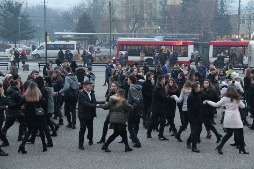 Dąbrowscy maturzyści zatańczyli poloneza na placu Wolności