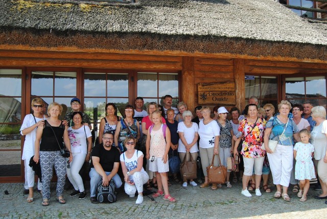 Lato w pełni, więc 28 lipca członkowie i sympatycy Stowarzyszenia Rozwoju Jaksic wybrali się do Gdańska na jednodniową wycieczkę. Po drodze w miejscowości Owidz zwiedzili zrekonstruowaną średniowieczną osadę. Jednak głównym celem wyprawy było zwiedzanie Muzeum II Wojny Światowej. "Duże wrażenie na uczestnikach zrobił ogrom oglądanej wystawy i sposób przybliżenia zwiedzającym wydarzeń związanych z tą tragiczną przeszłością. Zwiedzający mogli nie tylko eksponaty oglądać, ale mogli korzystać z wielu rozwiązań multimedialnych, oglądania filmów, wysłuchiwania na nagraniach relacji żyjących jeszcze świadków wojny", relacjonuje  Joanna Tepper. Potem uczestnicy wyjazdu zwiedzali starą część Gdańska, gdzie trwa Jarmark Św. Dominika. Wycieczkę pomogli zorganizować sołtys Marek Mielcarek, radna Zofia Głogowska i wójt Tadeusz Kacprzak.