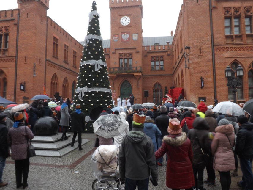 Pierwszy Orszak Trzech Króli w Kołobrzegu. Wyruszył po mszy odprawionej w bazylice [ZDJĘCIA] 