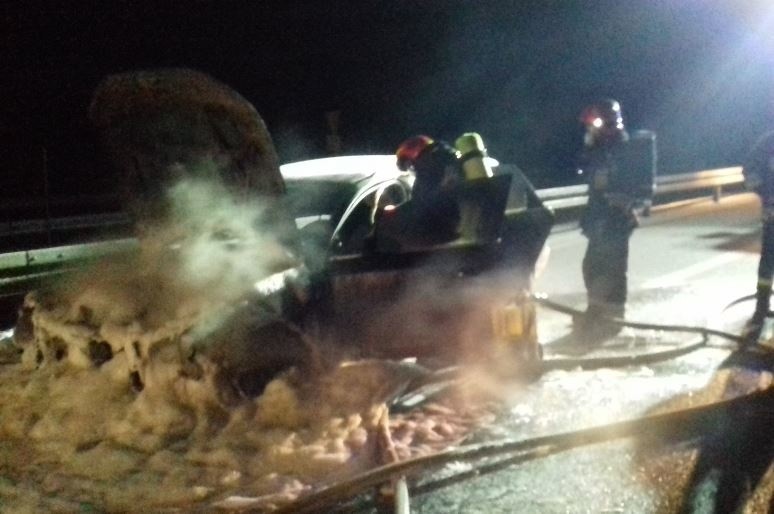 Nocny pożar samochodu na drodze ekspresowej S14 [zdjęcia]