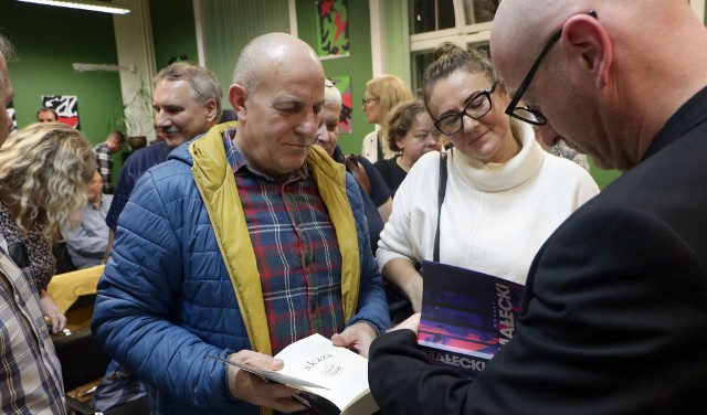 Spotkanie z Robertem Małeckim na promocji książki "Wiatrołomy" w Bibliotece Miejskiej w Grudziądzu