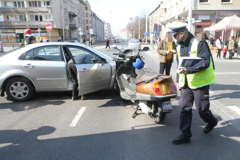 Wrocław: Wypadek koło "Ołówka" i "Kredki". Ranny motocyklista (ZDJĘCIA)