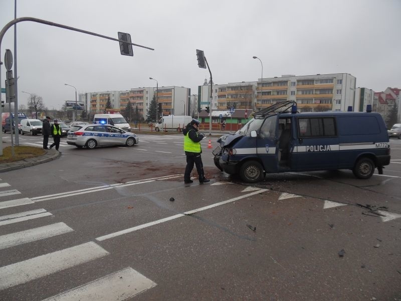 Według ustaleń drogówki, radiowóz jechał z włączoną...