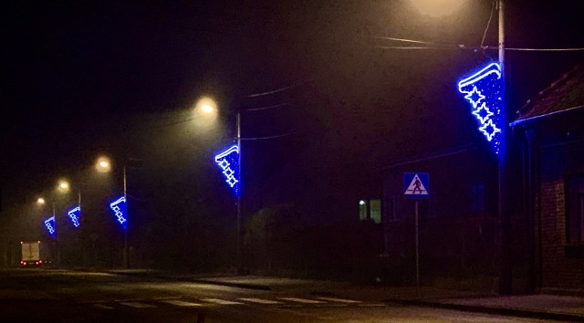 Świąteczna atmosfera zagościła już na dobre w Działoszycach. Władze miasta i gminy tak jak w ubiegłym roku przystroiły centrum miasta iluminacjami. Są lampeczki na choince przy szkole oraz iluminacje na słupach latarni ulicznych. Zobacz więcej na kolejnych slajdach>>>