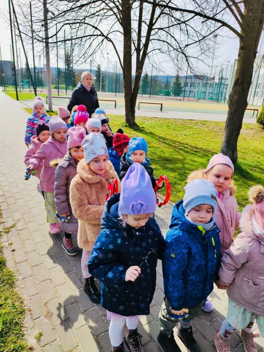 Dzieci z Przedszkola Samorządowego numer 14 imienia Marii Kownackiej w Kielcach powitały wiosnę kolorowym korowodem z Marzanną na czele