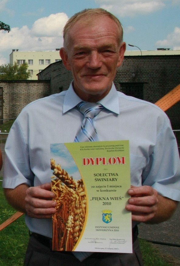 W kategorii dużych sołectw bezkonkurencyjne okazały się Świniary. Dyplom odebrał sołtys Czesław Januszkiewicz.