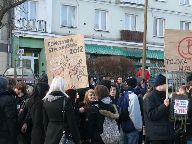 Manifestanci koczujący na ostrowieckim Rynku.
