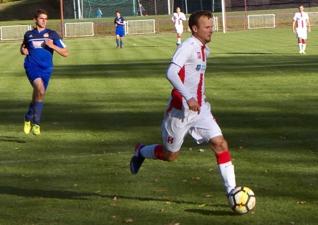 Piotr Boratyn (z piłka) w meczu w Radymnie strzelił kolejna bramkę dla Orła Przeworsk.